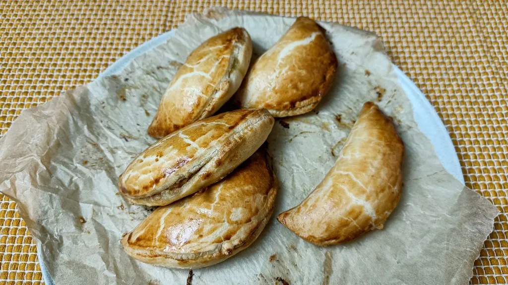 Photograph of Tuna, caper and onion mini pies.